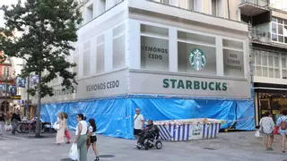 Starbucks ultima su apertura en el Obelisco