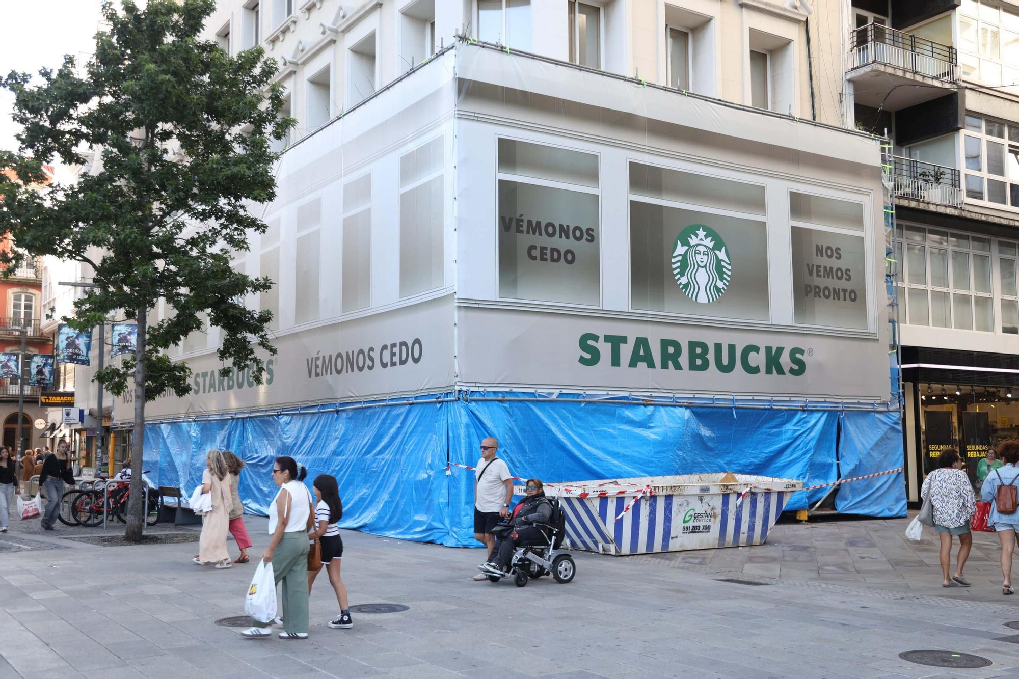 Starbucks ultima su apertura en el Obelisco