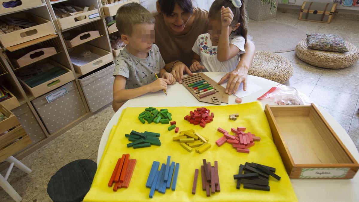 La maestra Irene González con alumnos de los primeros cursos del Primaria