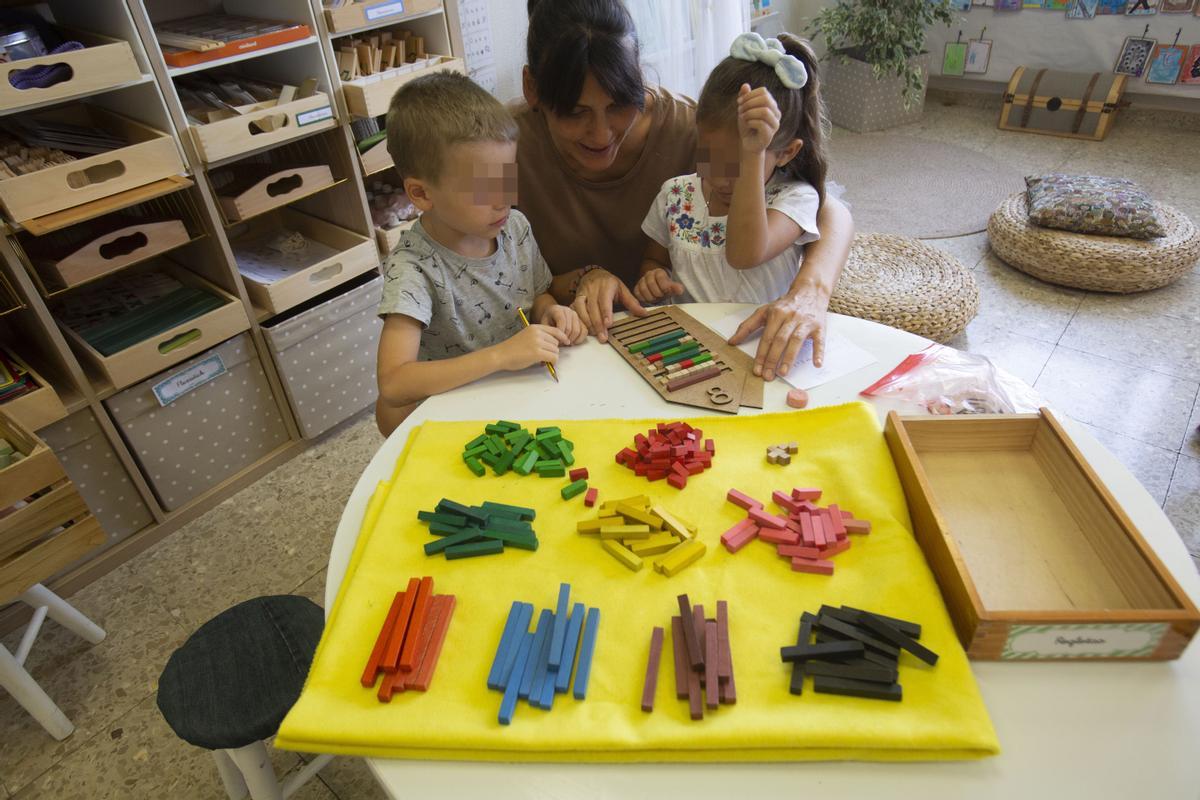 La maestra Irene González con alumnos de los primeros cursos del Primaria