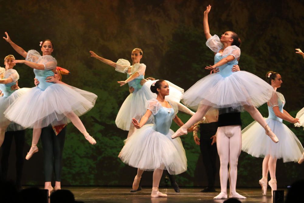 El Teatro Cervantes acoge la versión escénica de Alicia en el país de las maravillas y El lago de los cisnes, este último coreografiado por Valentina Letova