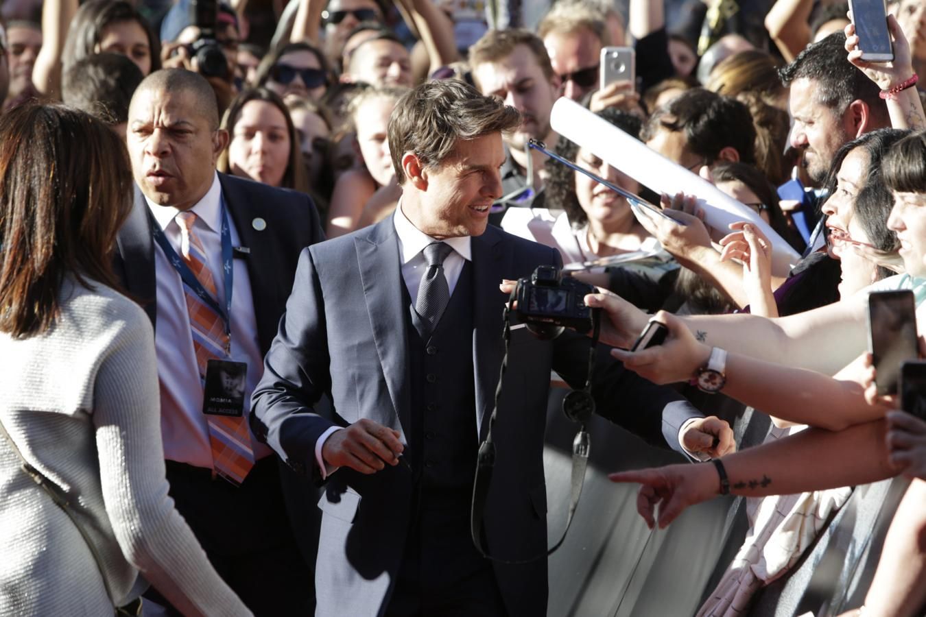 Tom Cruise atendiendo a los fans en el estreno de "La Momia" en Madrid
