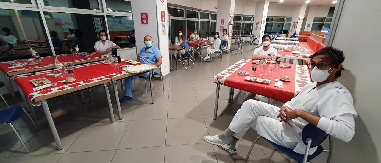 Sanitarios cenando en el Hospital Vital Álvarez Buylla de Mieres