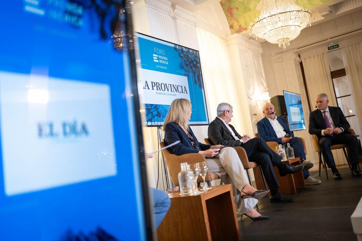 Elena Vela (CEOE-Tenerife), Abbas Moujir (Fauca),  Juan Carlos Betancor (Femepa) y José González (Femete) durante el debate.