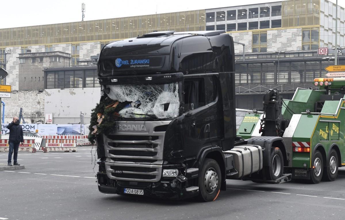 AL011 BERLÍN (ALEMANIA) 20/12/2016.- Imagen del camión que arrolló ayer a los visitantes de un mercadillo navideño en el centro de Berlín, donde murieron doce personas, antes de ser retirado del escenario del atentado en la Breitscheidplatz, en Alemania, hoy, 20 de diciembre de 2016. Las autoridades de Berlín admiten que hay dudas sobre la implicación del detenido en el atentado cometido contra un mercadillo navideño, informó el jefe de la Policía, Klaus Kandt. Según el diario Die Welt, que se remite a fuentes de la investigación, la Policía sabe ya que el detenido, un refugiado paquistaní, no es el conductor del camión que invadió el mercadillo y cree que el autor del ataque puede estar armado y en libertad. EFE/RAINER JENSEN