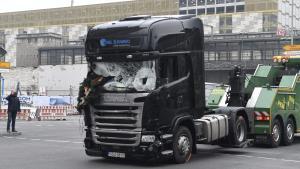 AL011 BERLÍN (ALEMANIA) 20/12/2016.- Imagen del camión que arrolló ayer a los visitantes de un mercadillo navideño en el centro de Berlín, donde murieron doce personas, antes de ser retirado del escenario del atentado en la Breitscheidplatz, en Alemania, hoy, 20 de diciembre de 2016. Las autoridades de Berlín admiten que hay dudas sobre la implicación del detenido en el atentado cometido contra un mercadillo navideño, informó el jefe de la Policía, Klaus Kandt. Según el diario Die Welt, que se remite a fuentes de la investigación, la Policía sabe ya que el detenido, un refugiado paquistaní, no es el conductor del camión que invadió el mercadillo y cree que el autor del ataque puede estar armado y en libertad. EFE/RAINER JENSEN