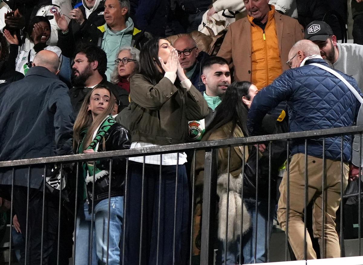Galería | Nuevas imágenes del 'espectáculo' de los acompañantes del Racing en tribuna