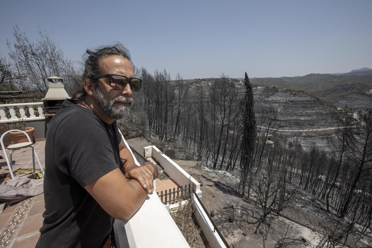 Vecinos del Bages en sus casas quemadas tras el incendio