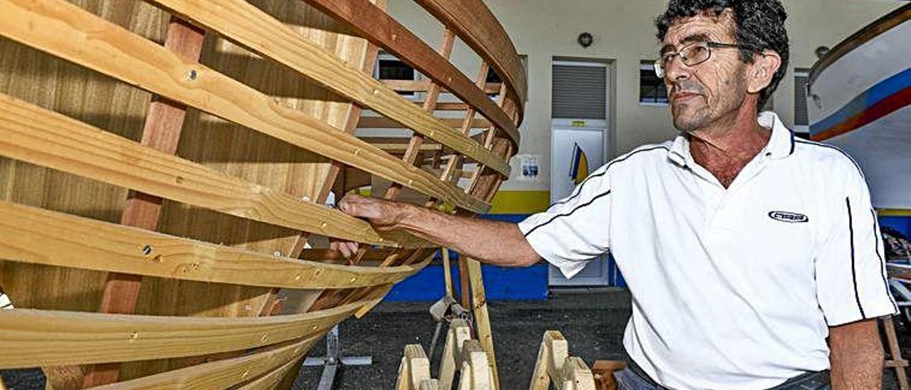 &#039;Nano&#039;, en las instalaciones de la Base Náutica Fernando Roque, en el Muelle Deportivo, junto al bote escuela que está construyendo.