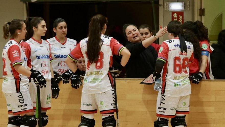 Natasha Lee da instrucciones a sus jugadoras en un tiempo muerto. |