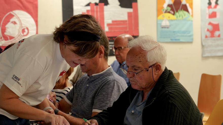 YoConecto, los cursos gratuitos que acercan la tecnología a las personas mayores