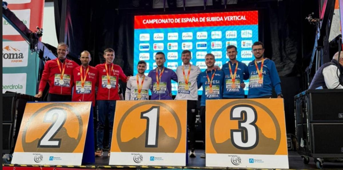 El CA Gandia Alpesa, a la derecha, tercer clasificado en el podio masculino por clubes