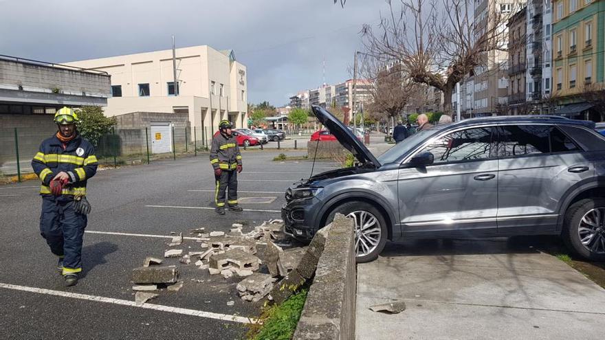 Un conductor se confunde de pedal y revienta el muro del aparcamiento de la Casa del Mar de Vilagarcía
