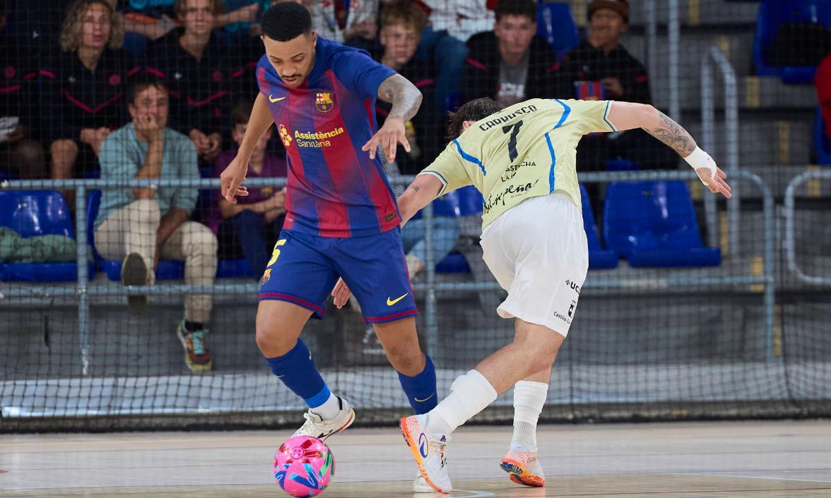 Joao Victor, ante el canterano Jorge Carrasco en el Palau contra el Valdepeñas