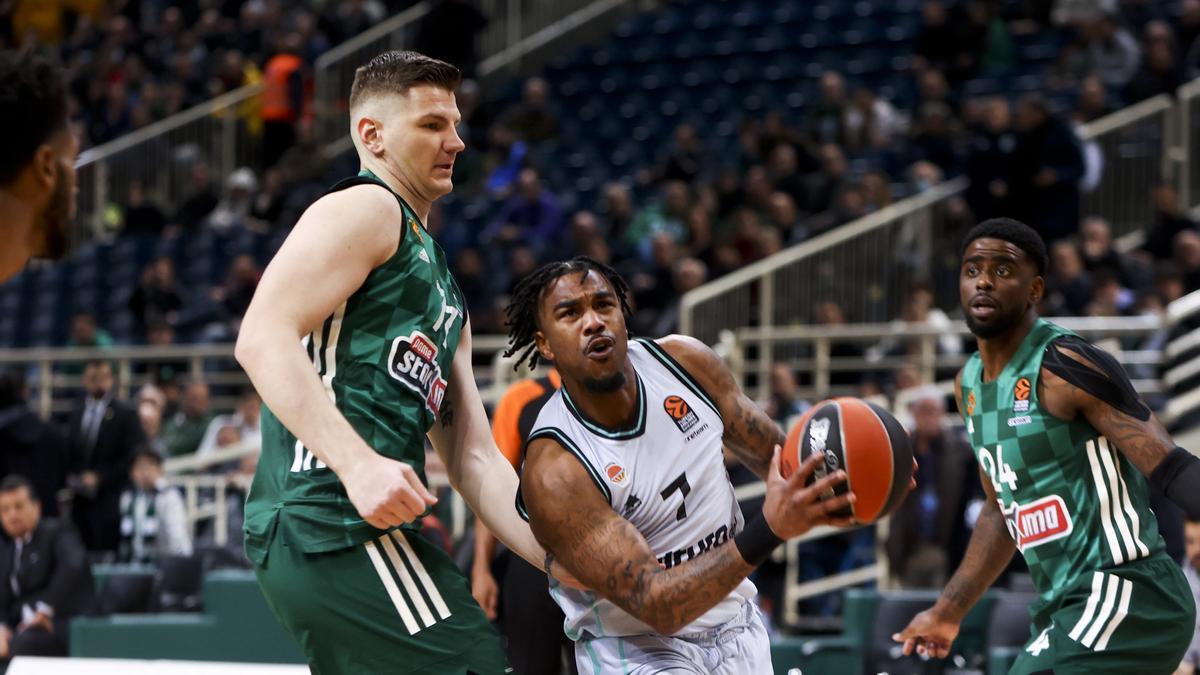 Chris Jones penetra ante Gudaitis. Los dos mejores hombres del partido de este viernes