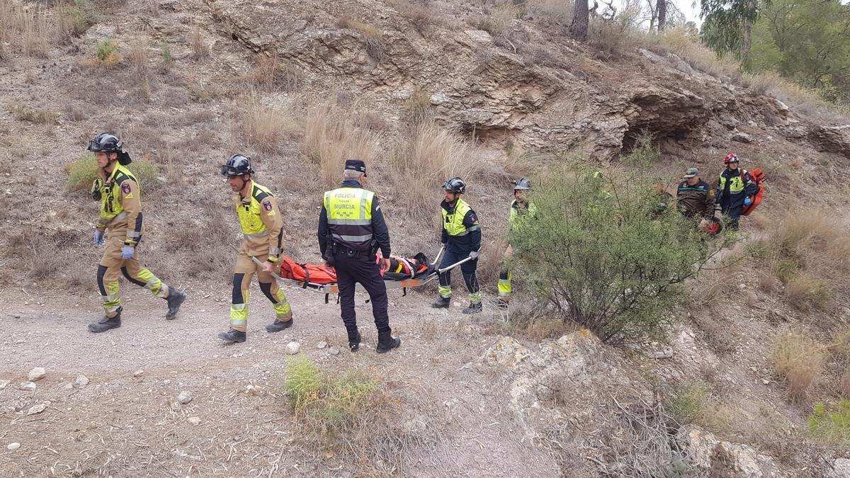 Los efectivos de emergencias rescatan a la mujer.