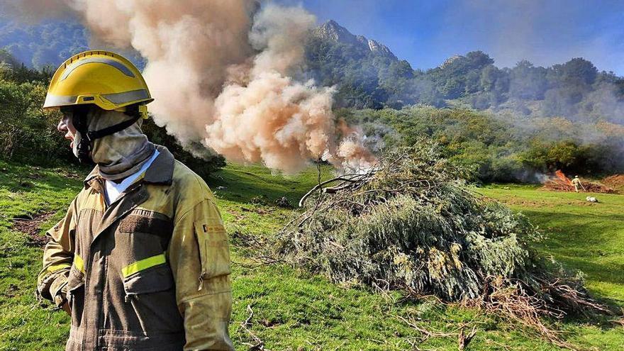 Quemas en Brañagallones para mantener los pastos