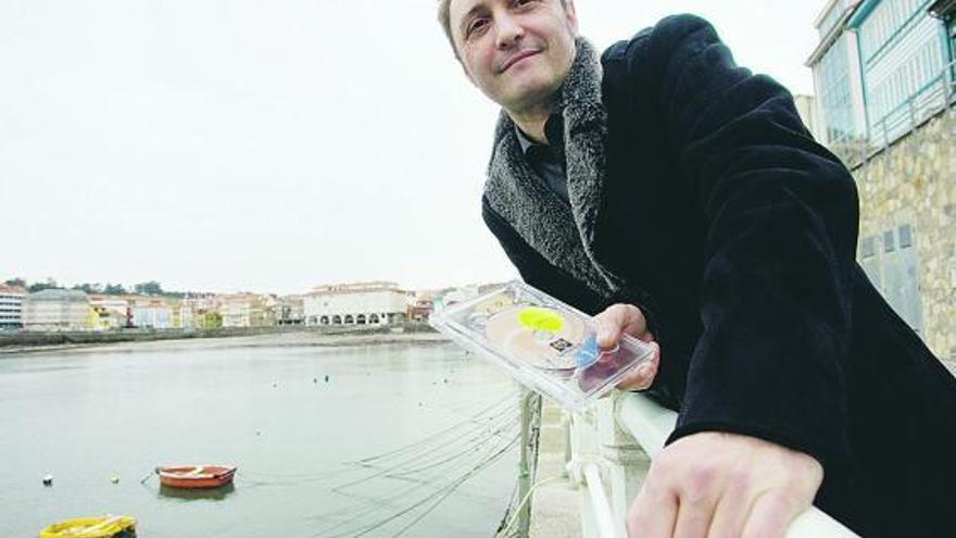 Francisco Rodríguez, «Ico», con el arenal de La Ribera, al fondo, emplazamiento donde se disputa el tenis-playa.