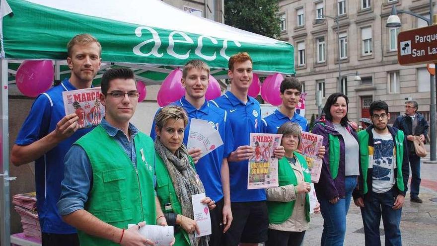 Rokas Uzas, Víctor Moreno, Alberto Maura y Martín Rodríguez, ayer, en el estand de la AECC. // FdV