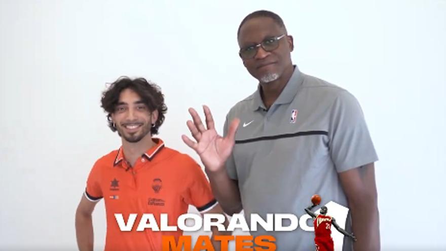 Dominique Wilkins presenta a Matt Costello, nuevo fichaje del Valencia Basket