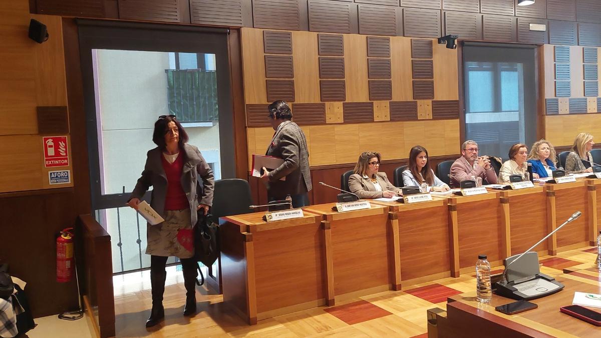 Momento en el que los dos concejales de Vox abandonan el pleno en el Ayuntamiento de Huesca.