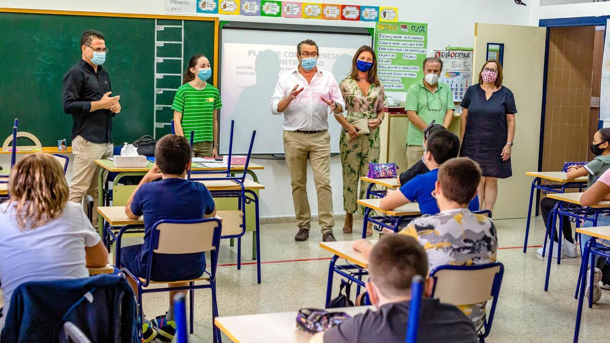 El alcalde y varios ediles, en un centro de Primaria de Benidorm, el día de la vuelta a las aulas el pasado septiembre.