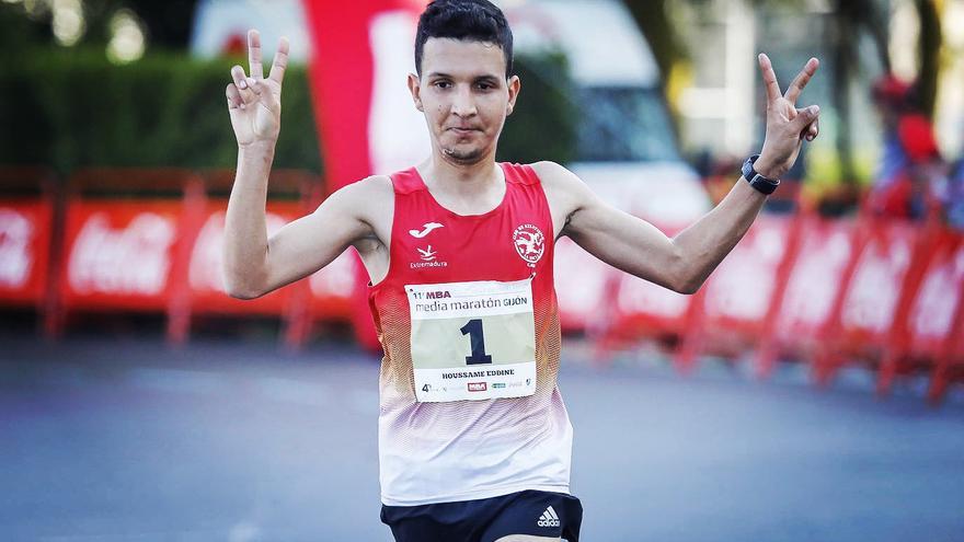 Houssame Benabbou se lleva la victoria en la Media Maratón de Gijón