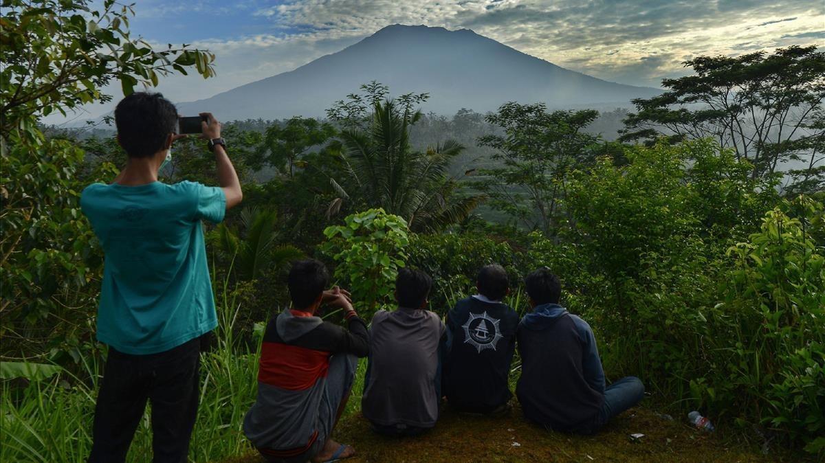 zentauroepp40262810 topshot   people look at mount agung in karangasem on the in170925110936