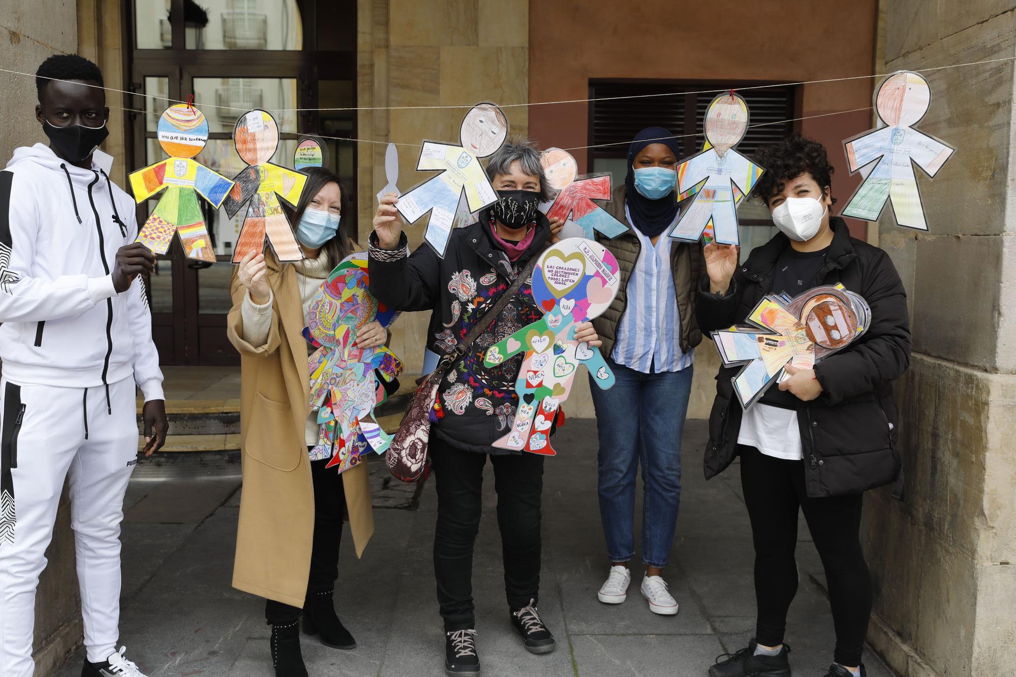 Cadena humana en Gijón en contra del racismo