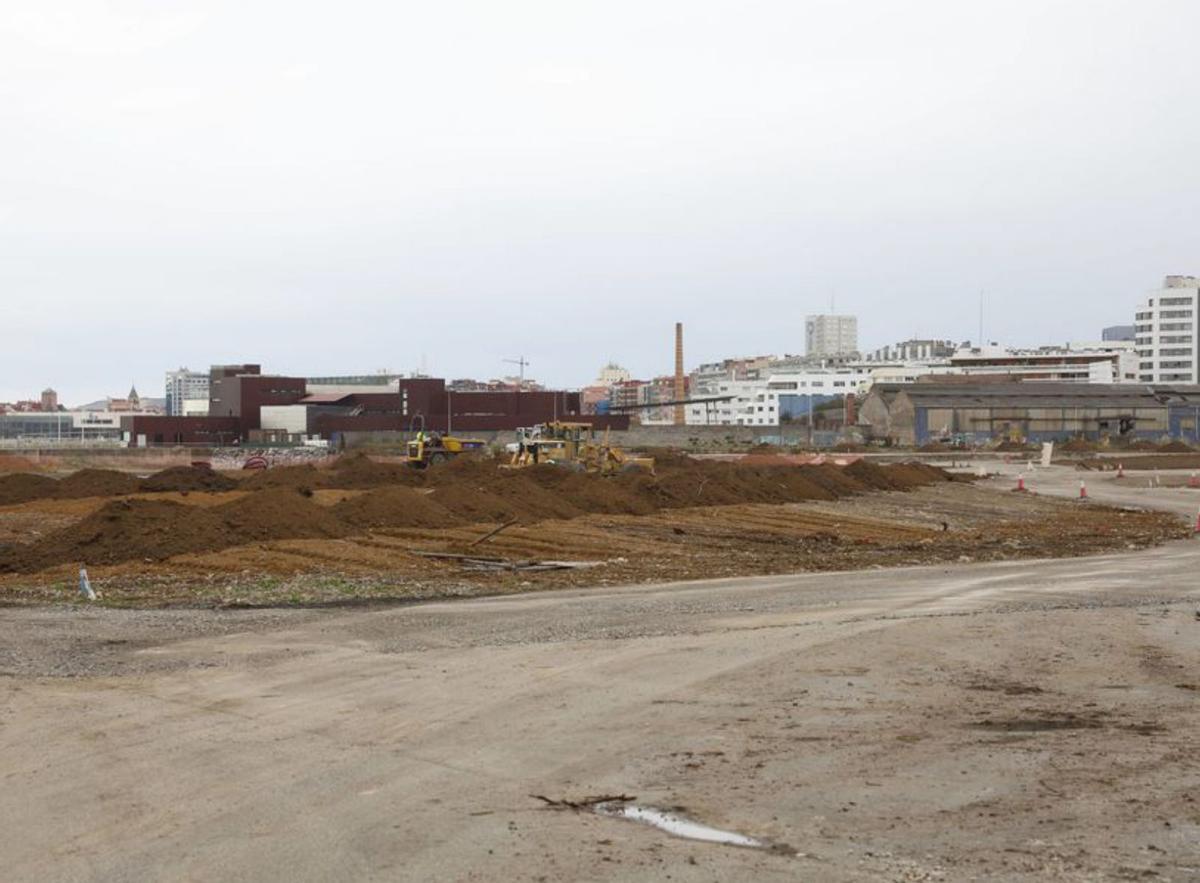 Movimientos de tierra en la zona del futuro paseo de Naval Azul. | ÁNGEL GONZÁLEZ
