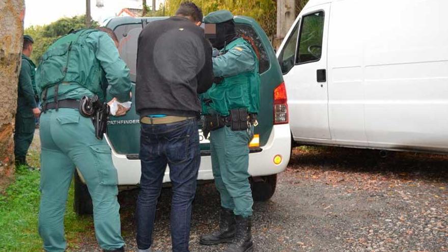 Dos vecinos de Oleiros, detenidos por atracar una gasolinera en Alvedro