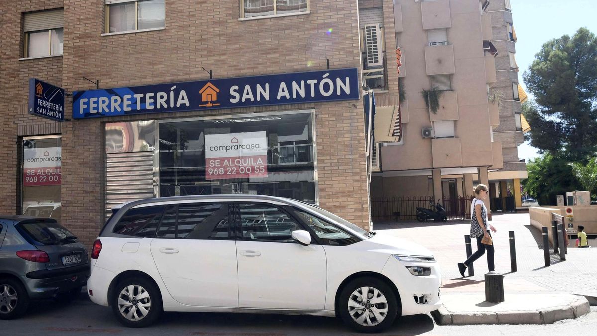 Ferretería de la calle Las Norias de Murcia cerrada después de 35 años.