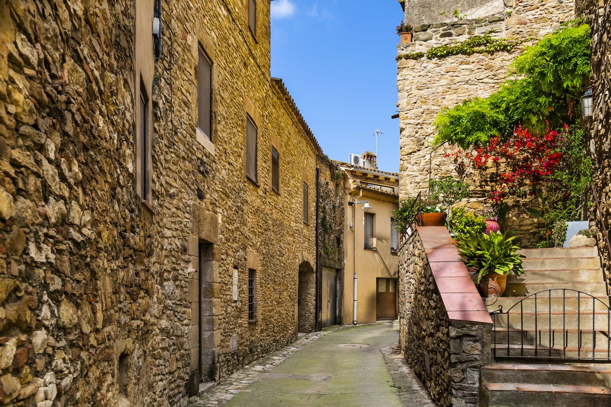 Imagen de las históricas calles de Palau-Sator.
