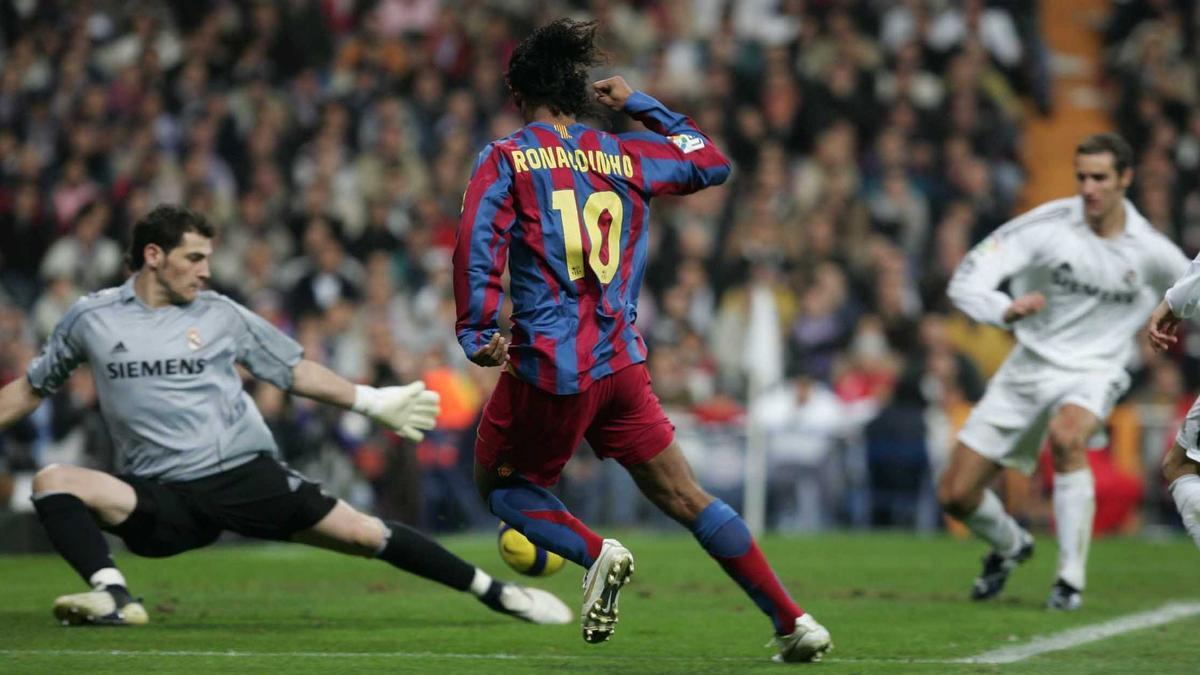 Ronaldinho marca el segundo de sus dos goles en el clásico del 19 de noviembre de 2005 en el Bernabéu.