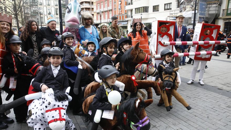 El desfile infantil del Antroxu de Gijón llena las calles de colorido: &quot;Es más divertido que en el teatro&quot;