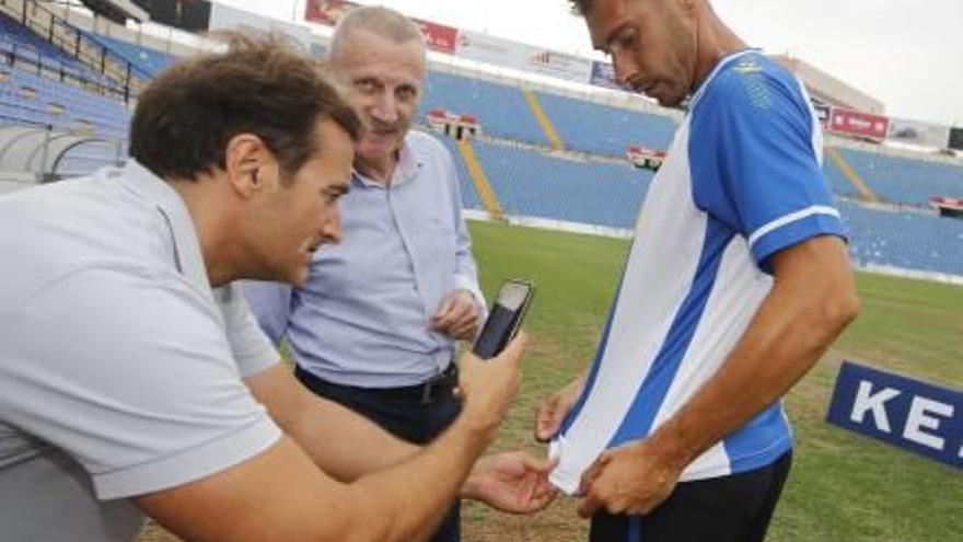 Samuel, junto al presidente Parodi y al exfutbolista Pepe Varela, en la presentación de las camisetas.