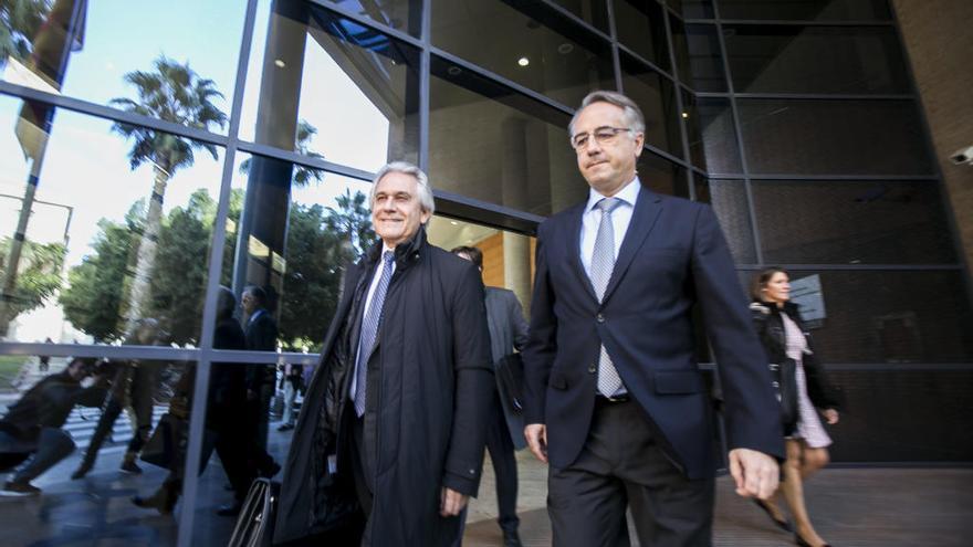 Vicente Sala (izquierda) y su abogado (derecha) saliendo del juzgado el pasado viernes