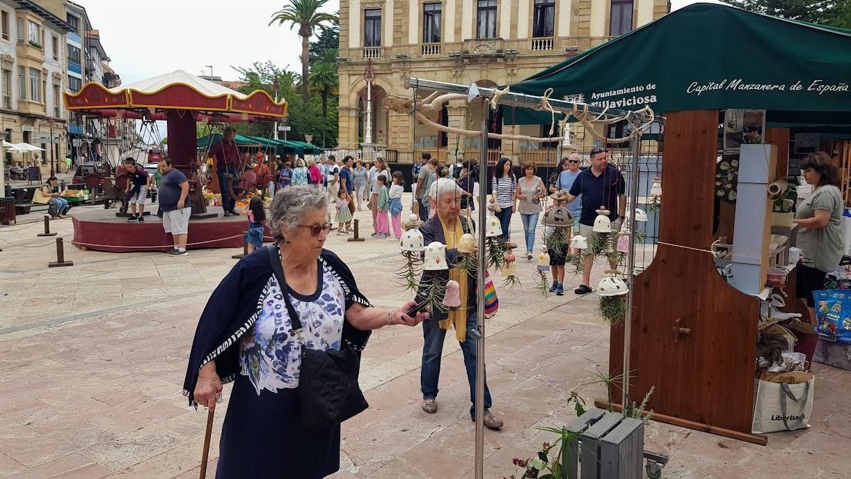 Villaviciosa se lo lleva de calle: ferias, desfiles y comercio en la calle en un fin de semana de gran afluencia de público