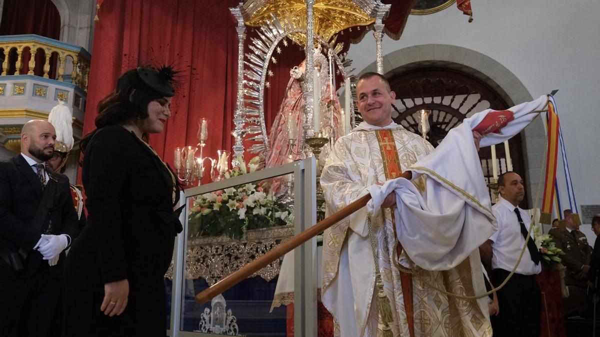 La alcaldesa de Candelaria, Mari Brito -izquierda-, durante el traslado del pendón.