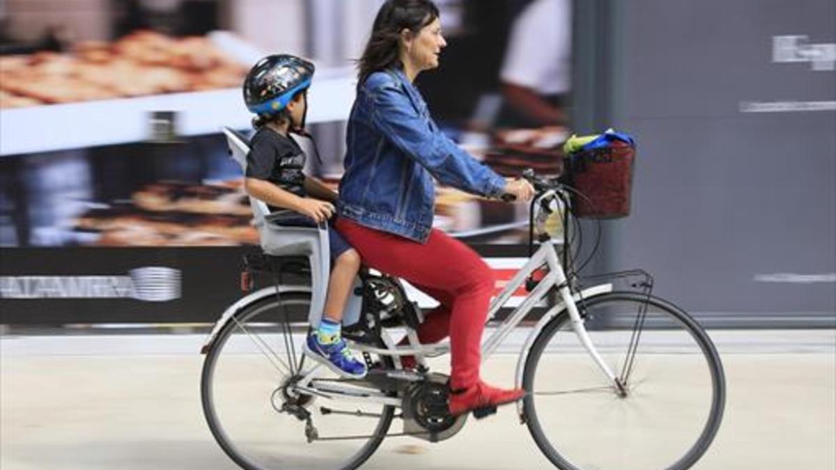 Vuelta a casa 8 Una madre lleva a su hijo en bicicleta en el Poblenou, ayer, primer día del nuevo curso.