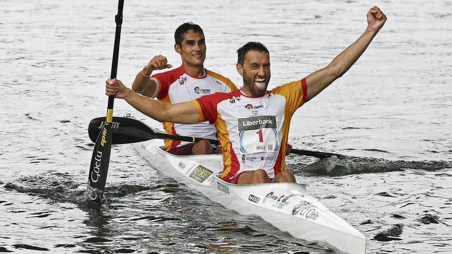 Alvaro Fiuza, a la izquierda, y Bouzán, tras conseguir la victoria. // Efe