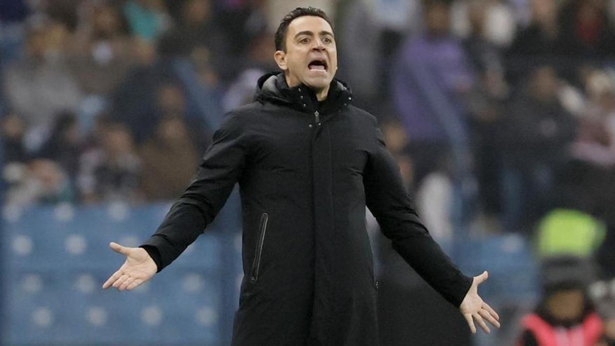 Xavi Hernández da órdenes durante la final ante el Madrid.