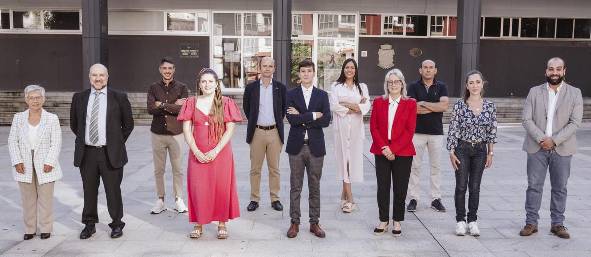 Suárez-Puerta, á dereita, co alcalde, no centro, e os edís do goberno de Ribeira