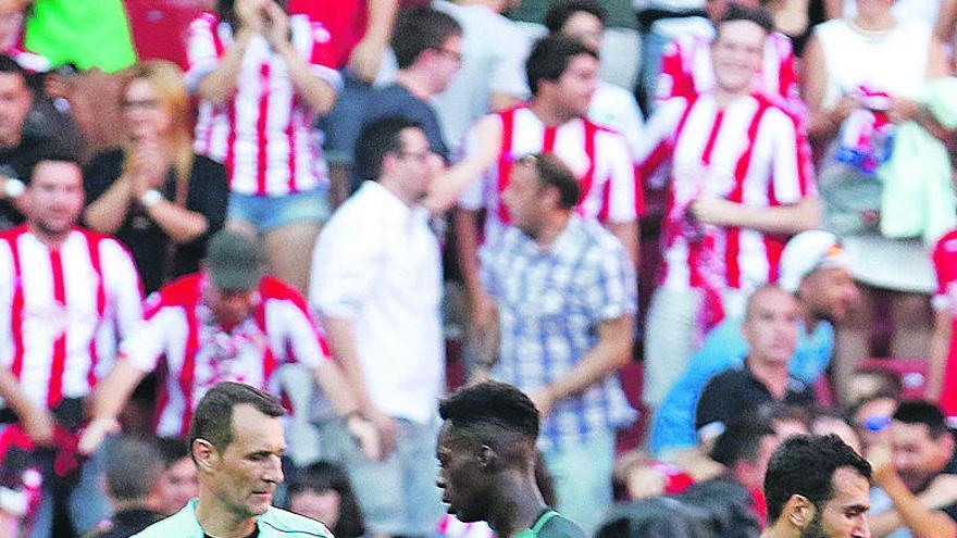 Iñaki Williams habla con Clos Gómez en El Molinón.