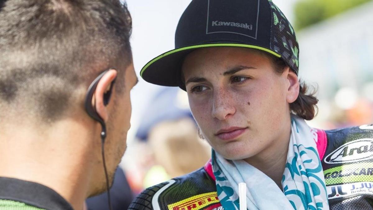 Ana Carrasco conversa con uno de los técnicos de Kawasaki, en la parrilla de Portimao (Portugal).