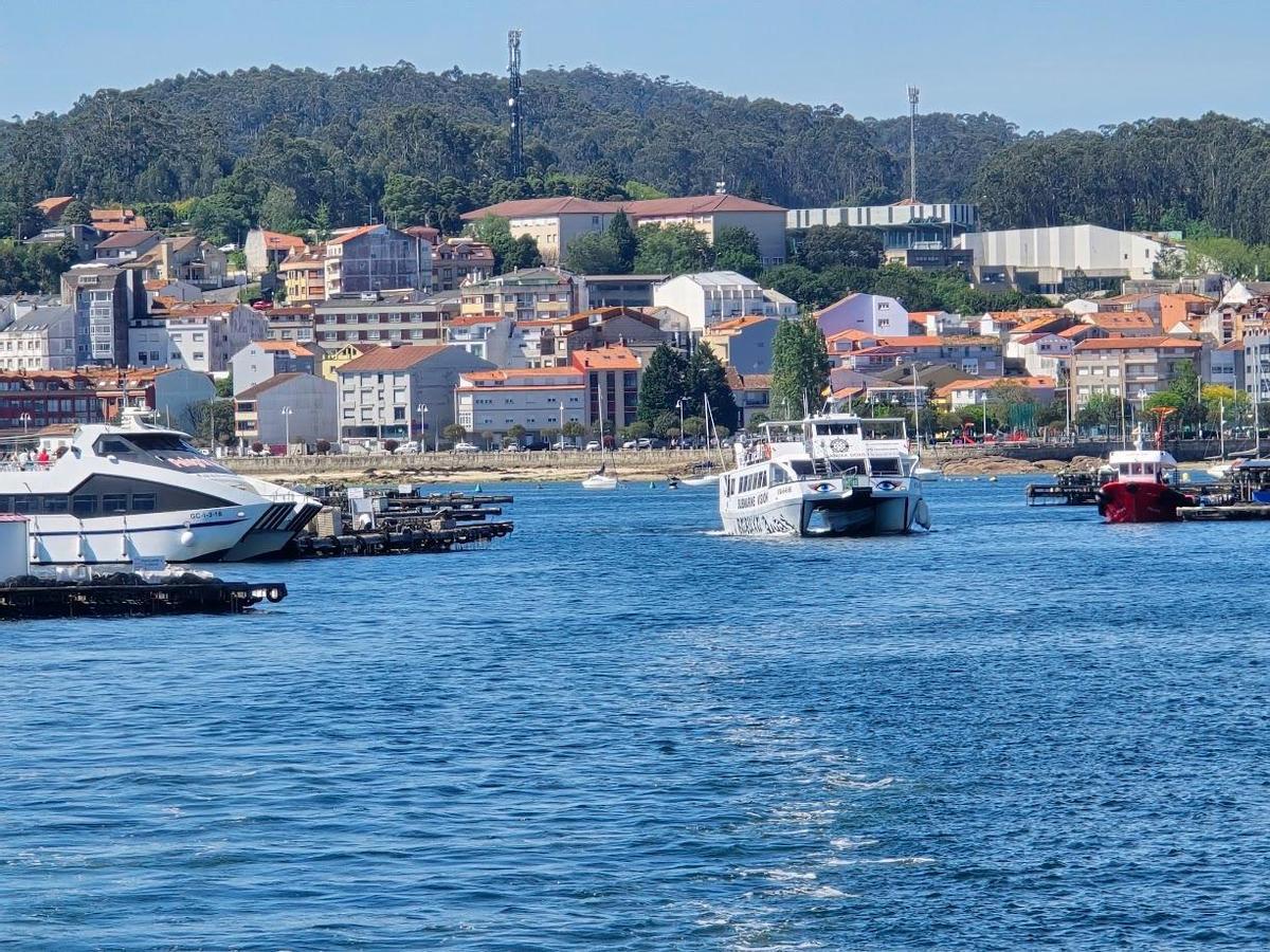 Imagen que deja un viaje por la ría a bordo de un catamarán de Cruceros del Ulla Turimares.
