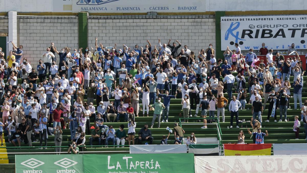 Aficionados del Coria, en el partido ante el Cacereño en el Príncipe Felipe.