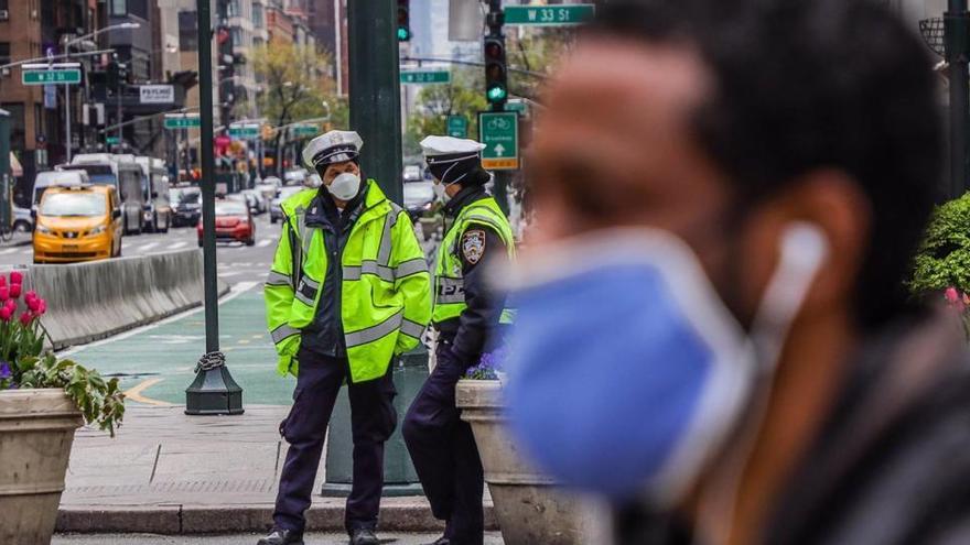 Un hombre con mascarilla en una calle de Nueva York.