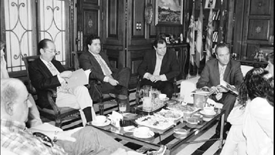 Gimeno y josety.

 José Luis Gimeno, al fondo, y Josety, en primer plano, en una reunión en el ayuntamiento.