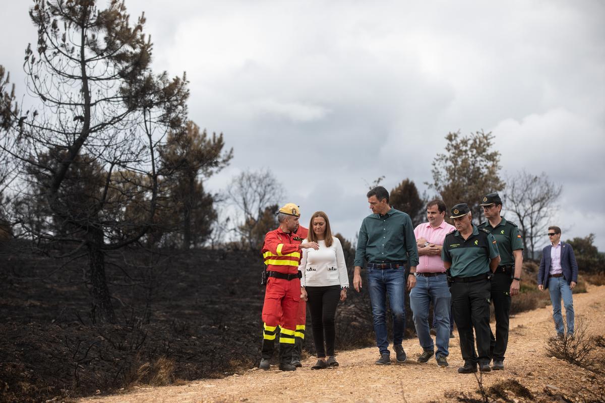 Pedro Sánchez pasea por la zona incendiada en Otero de Bodas.